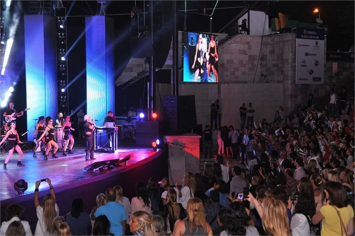 Ajda Pekkan'dan playback'li konser!