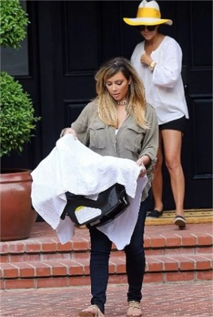 Kim Kardashian'dan hamilelik sonrası yeni imaj!