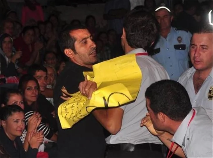 Mustafa Alabora sahneye çıkınca ortalık karıştı!