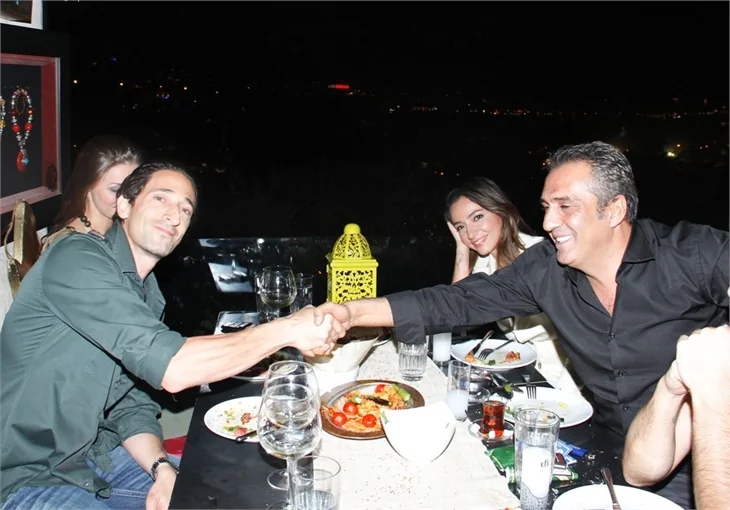 Oscarlı 'Piyanist'ten oryantal şov!