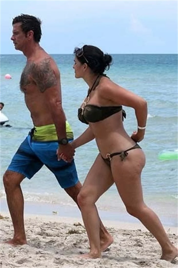 Shawna Craig'den pilajda mayo defilesi!