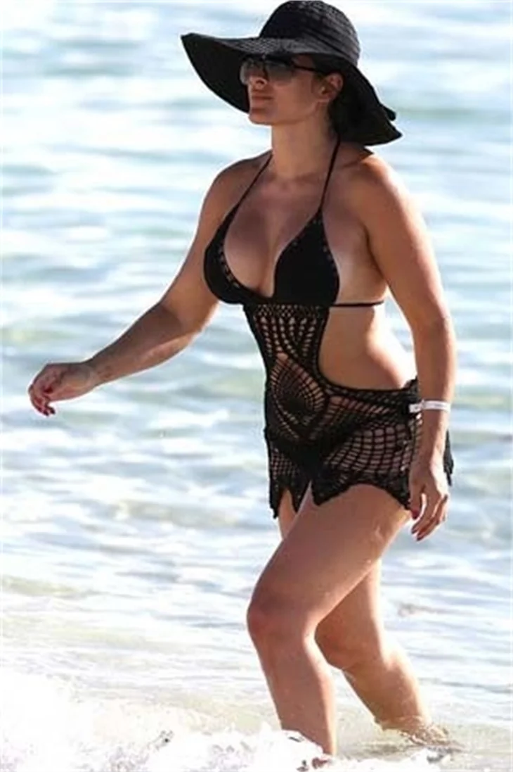 Shawna Craig'den pilajda mayo defilesi!