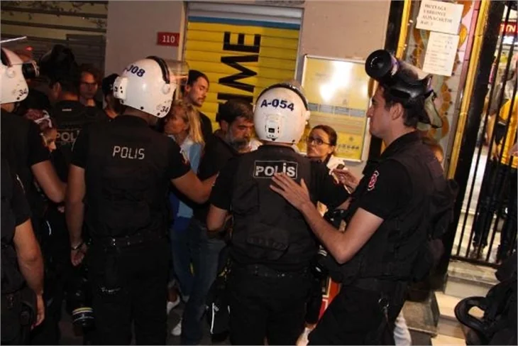 İstiklal Caddesi'nde polis müdahalesi!