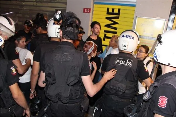 İstiklal Caddesi'nde polis müdahalesi!