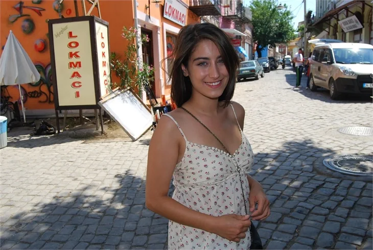 Hazal Kaya, Roma yolcusu!