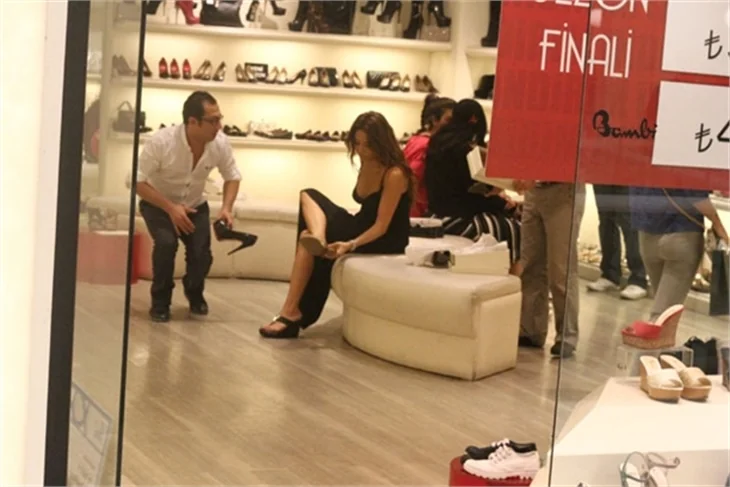 Esra Balamir iki saat boyunca ayakkabı denedi!