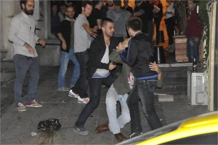 Ünlü oyuncu Görkem Arslan partide dayak yedi!