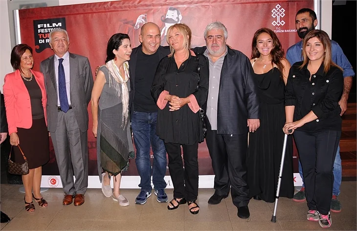 Hazal Kaya, İtalyanlar'ı büyüledi!