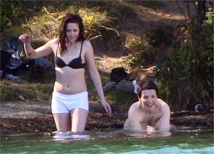 Kristen Stewart iç çamaşırıyla denize girdi!