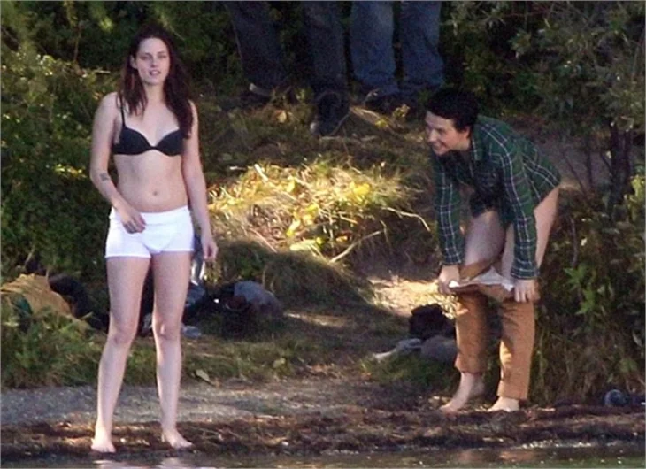 Kristen Stewart iç çamaşırıyla denize girdi!