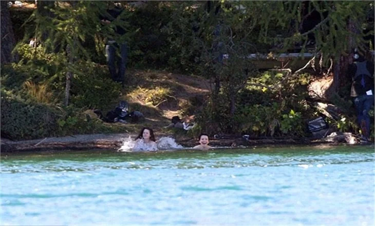 Kristen Stewart iç çamaşırıyla denize girdi!