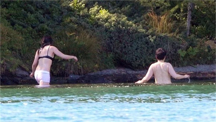 Kristen Stewart iç çamaşırıyla denize girdi!