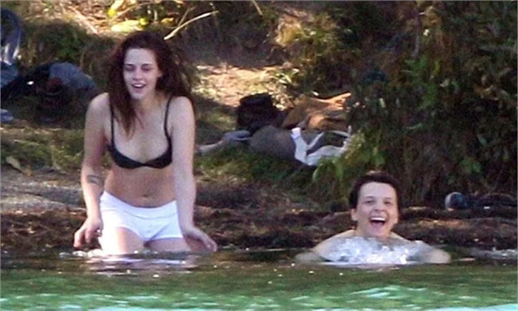 Kristen Stewart iç çamaşırıyla denize girdi!