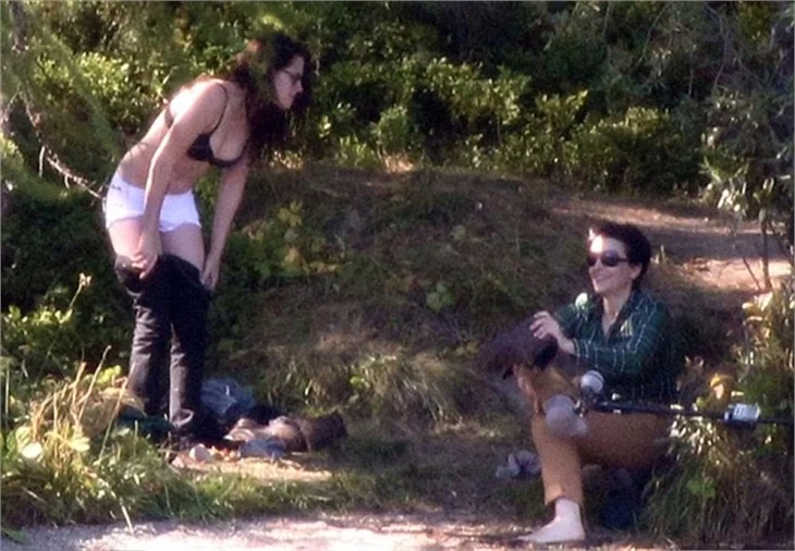 Kristen Stewart iç çamaşırıyla denize girdi!