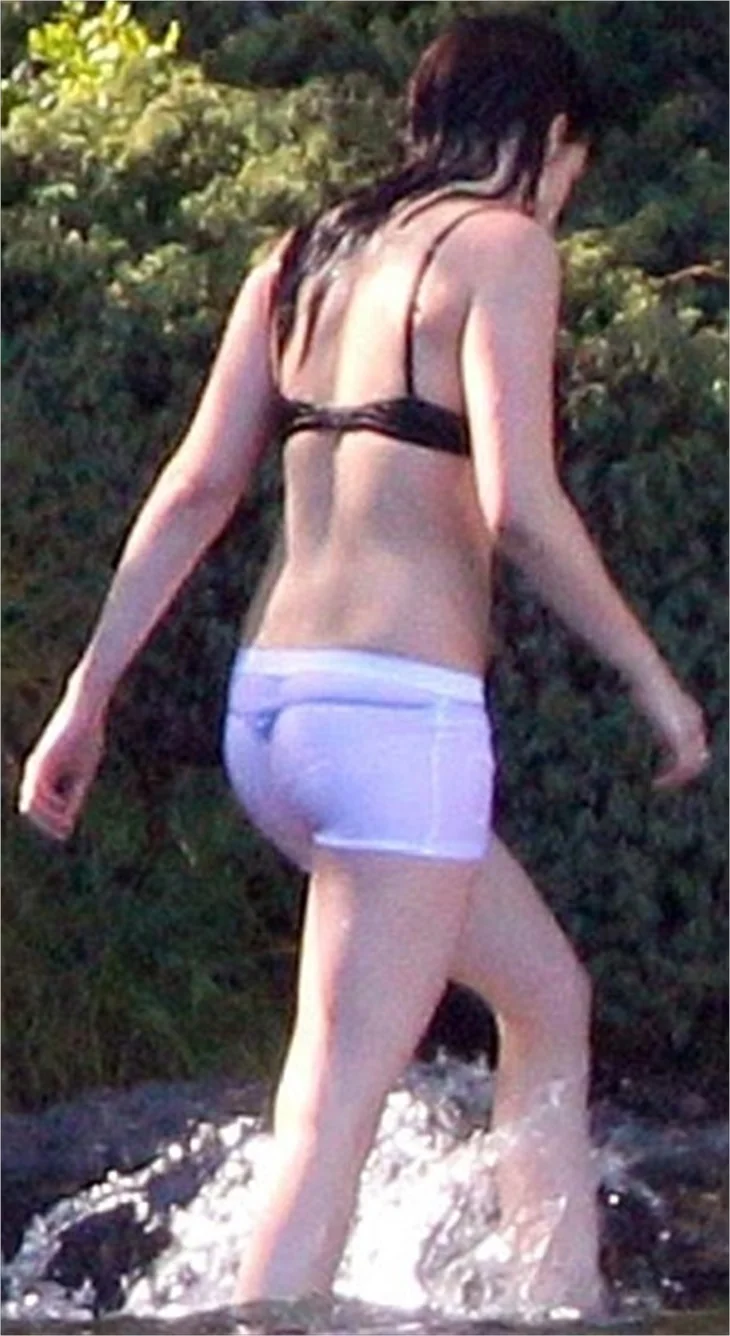 Kristen Stewart iç çamaşırıyla denize girdi!