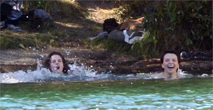 Kristen Stewart iç çamaşırıyla denize girdi!