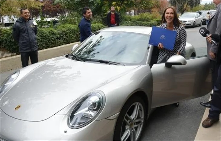 Hülya Avşar itibar görsün diye Porsche'yle geziyor!
