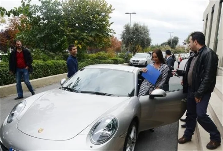 Hülya Avşar itibar görsün diye Porsche'yle geziyor!