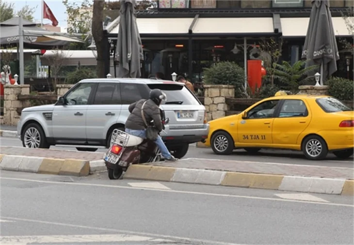 İlker Aksum trafik kurallarını hiçe saydı!