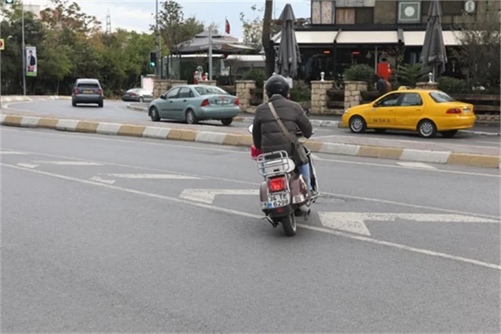 İlker Aksum trafik kurallarını hiçe saydı!
