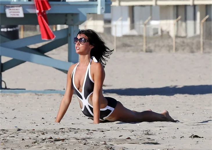 Lucy Mecklenburgh plajda önce boks yaptı sonra yoga!