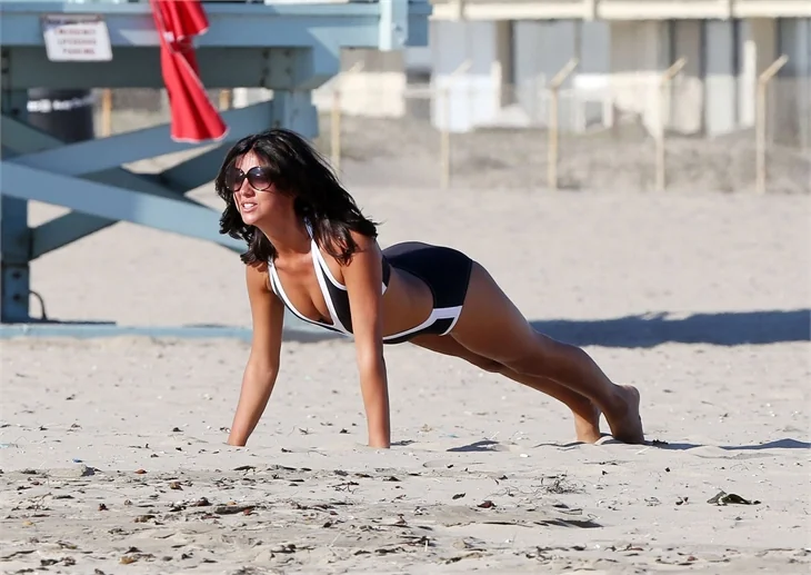Lucy Mecklenburgh plajda önce boks yaptı sonra yoga!