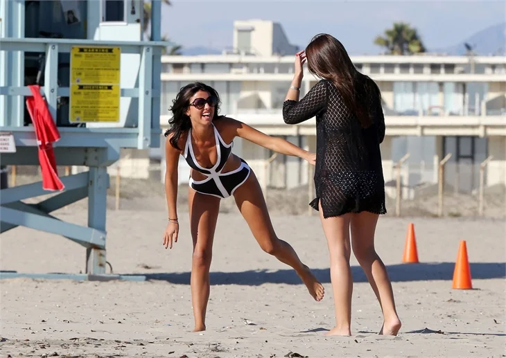 Lucy Mecklenburgh plajda önce boks yaptı sonra yoga!