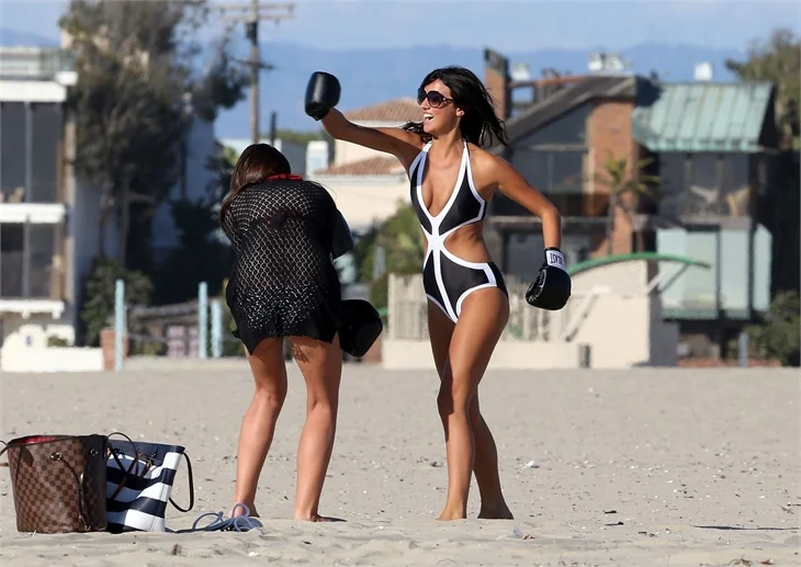 Lucy Mecklenburgh plajda önce boks yaptı sonra yoga!