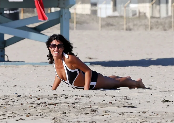Lucy Mecklenburgh plajda önce boks yaptı sonra yoga!