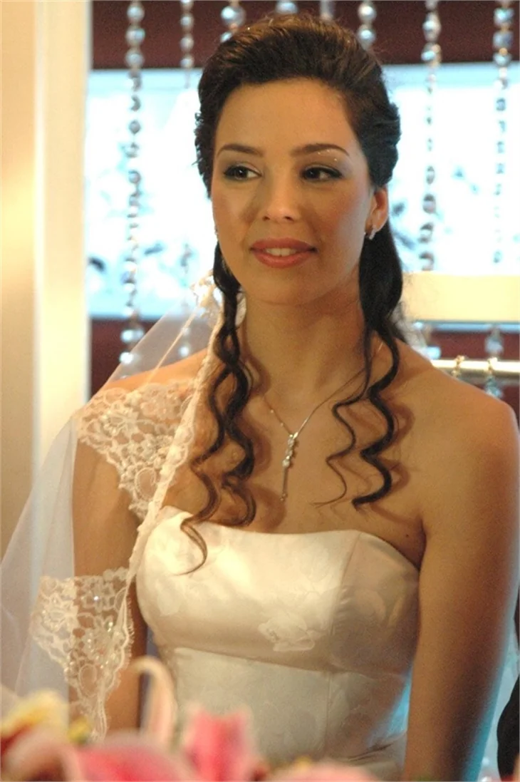 Azra Akın'dan sokak ortasında dans!