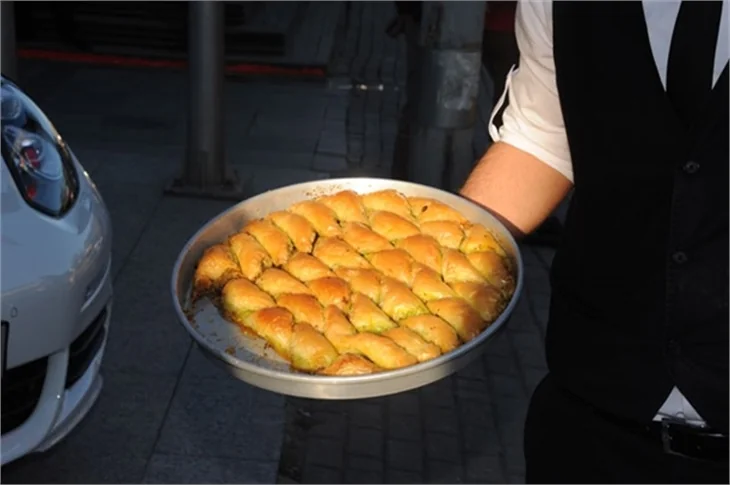 Cem Yılmaz'dan baklava jesti!
