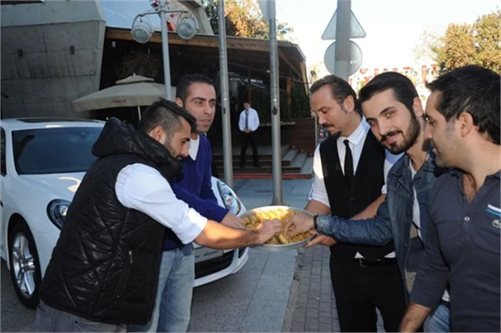 Cem Yılmaz'dan baklava jesti!