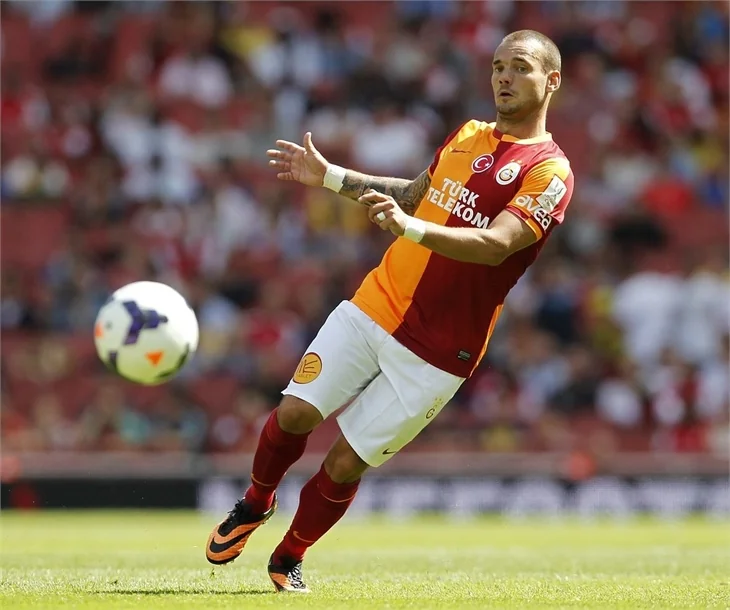 Kıvanç Tatlıtuğ ile Sneijder'i bu reklam bir araya getirdi!