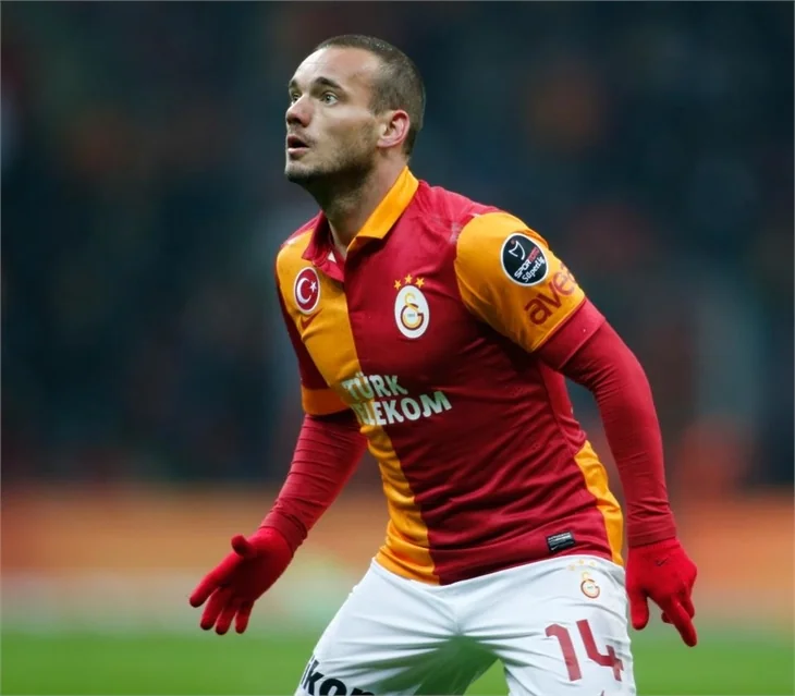 Kıvanç Tatlıtuğ ile Sneijder'i bu reklam bir araya getirdi!