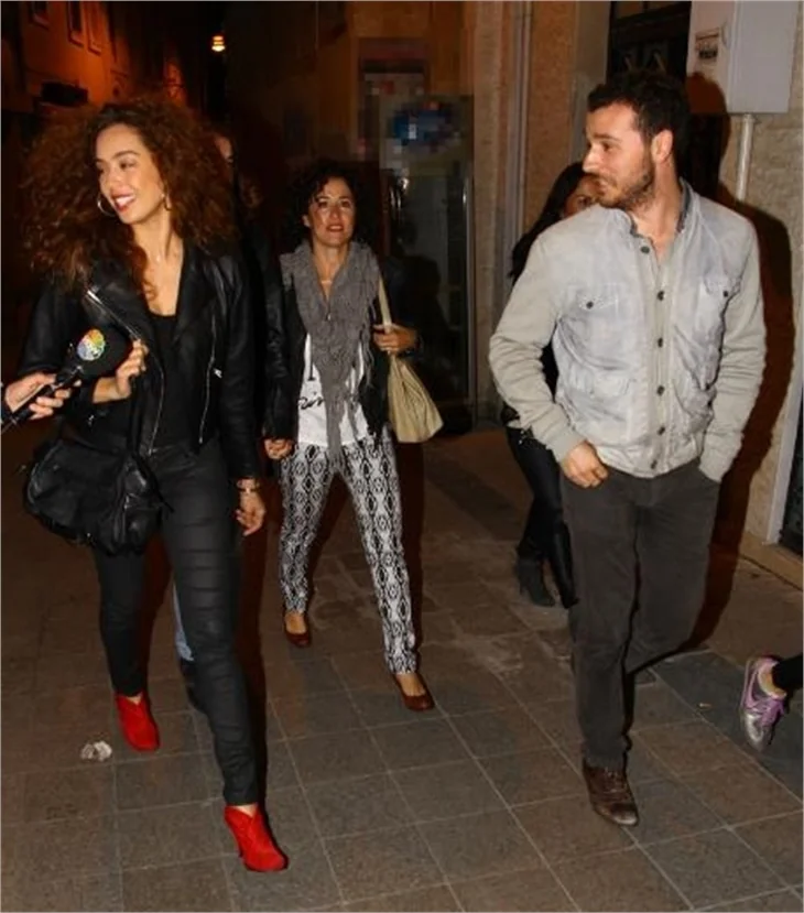 Azra Akın aşk sarhoşu!
