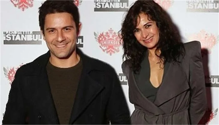 Bir dargın bir barışık aşıklar el ele!