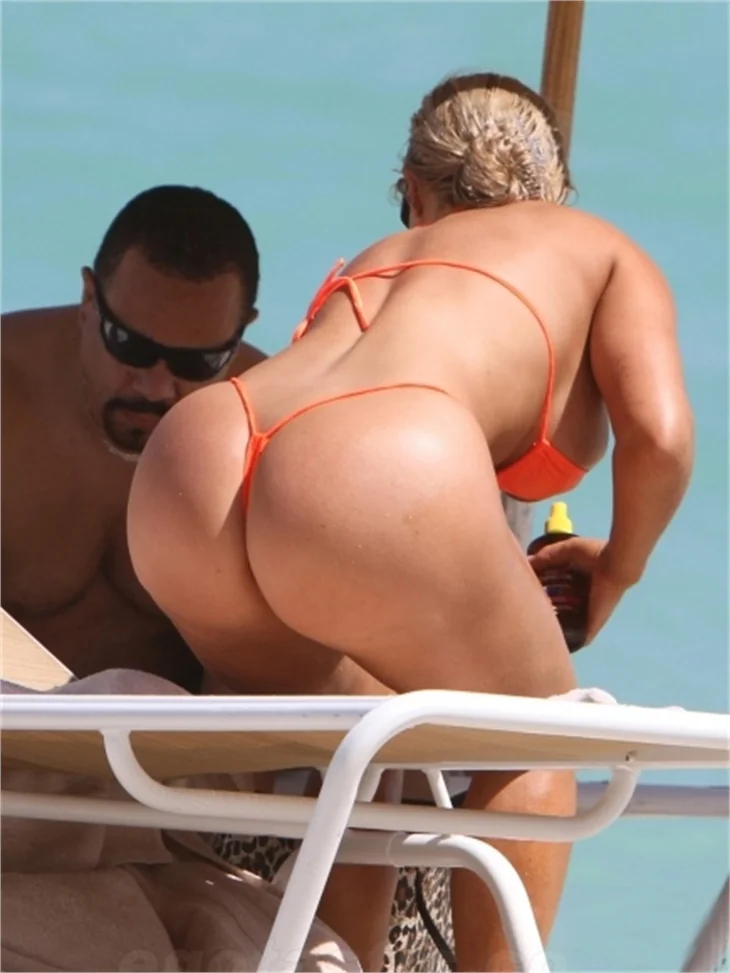 Coco seksi vücuduyla iç yaktı!
