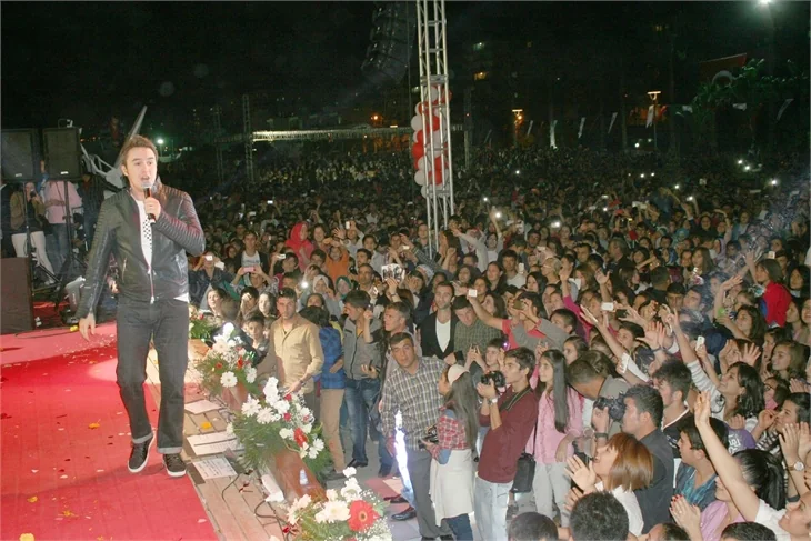 Mustafa Ceceli Mersin'i coşturdu!