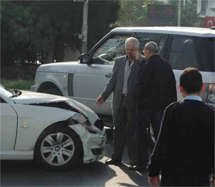 Ünlü çift ters yönde kaza yaptı!