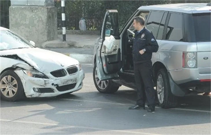 Ünlü çift ters yönde kaza yaptı!