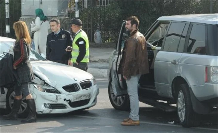 Ünlü çift ters yönde kaza yaptı!