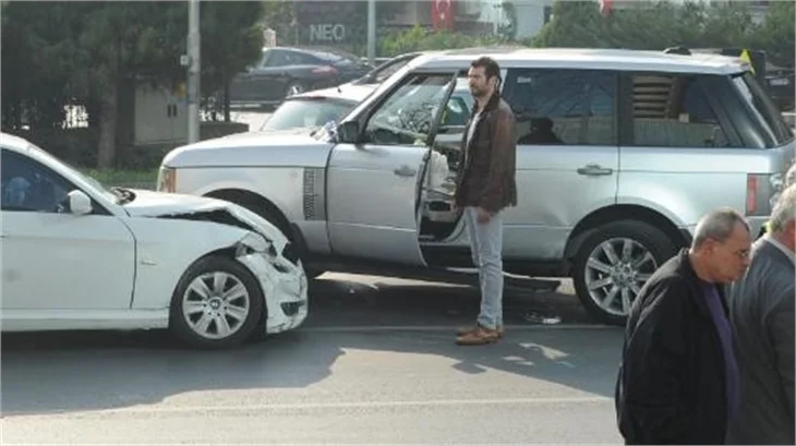 Ünlü çift ters yönde kaza yaptı!