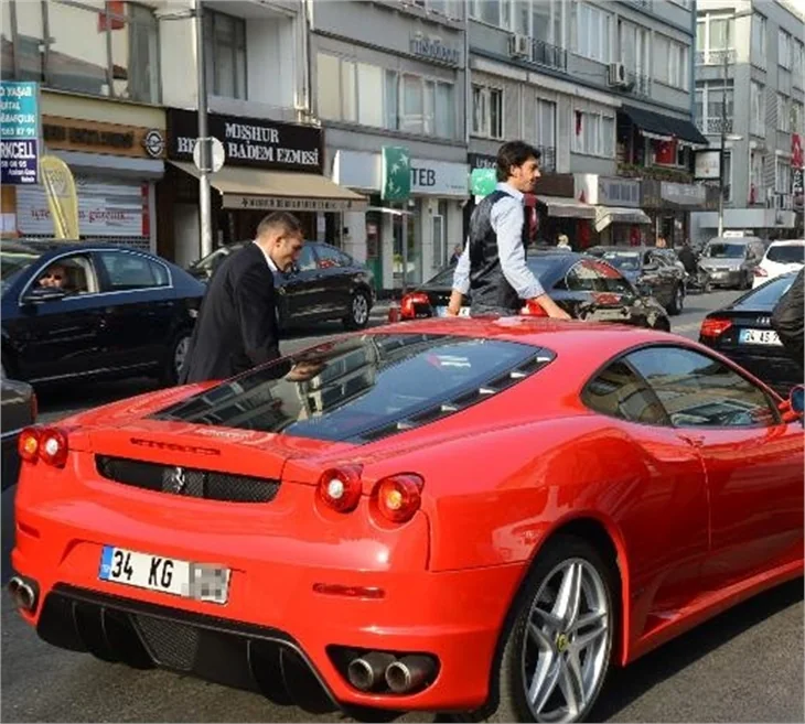 Kerem Gönlüm Ferrari'den öyle bir çıktı ki!