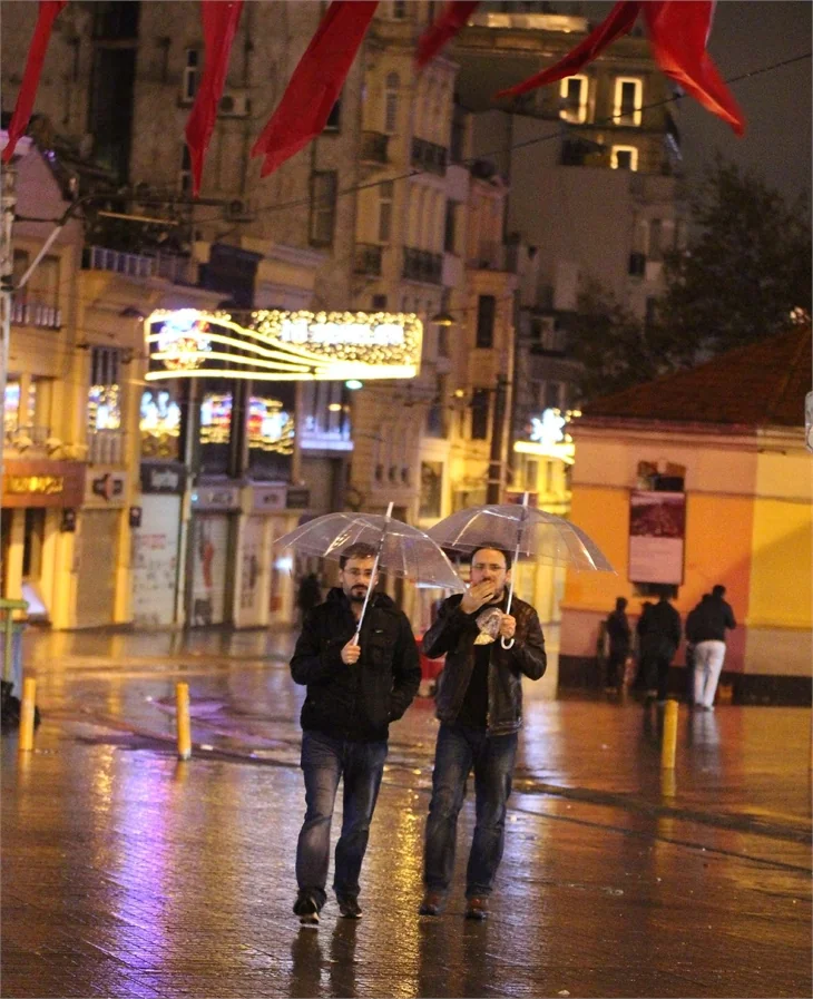 İstanbul'u yağmur vurdu: 1 ölü