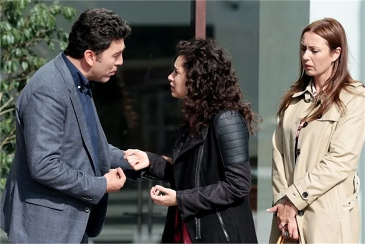 Güneşi Beklerken'de Barış'la Zeynep dudak dudağa!