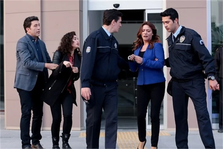 Güneşi Beklerken'de Barış'la Zeynep dudak dudağa!