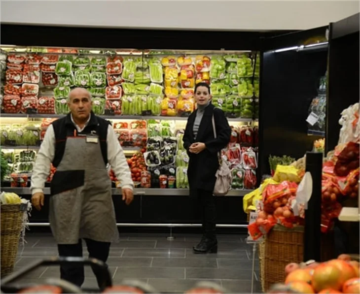 Özgü Namal'dan müşterileri kızdıran hareket!