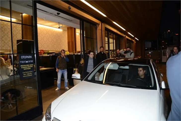 Özgü Namal'dan müşterileri kızdıran hareket!
