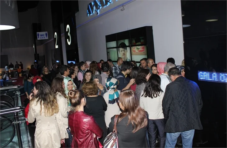 Beren Saat ve Uğur Yücel 'Benim Dünyam ' galasında!