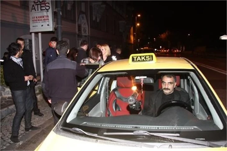 Özlem Yıldız, Sinan Serter'i fena bastı!